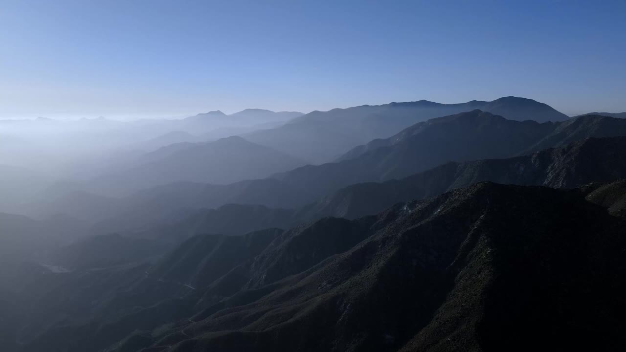 空中镜头的雾山谷的鲍尔迪山，无人机镜头从圣加布里埃尔山，加利福尼亚州，美国视频素材