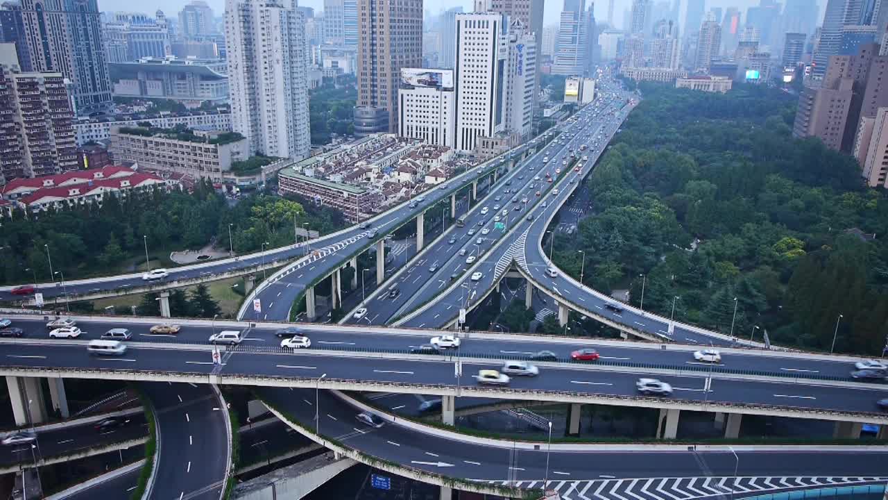 高速公路交汇处交通拥挤，上海天际线鸟瞰图。视频素材