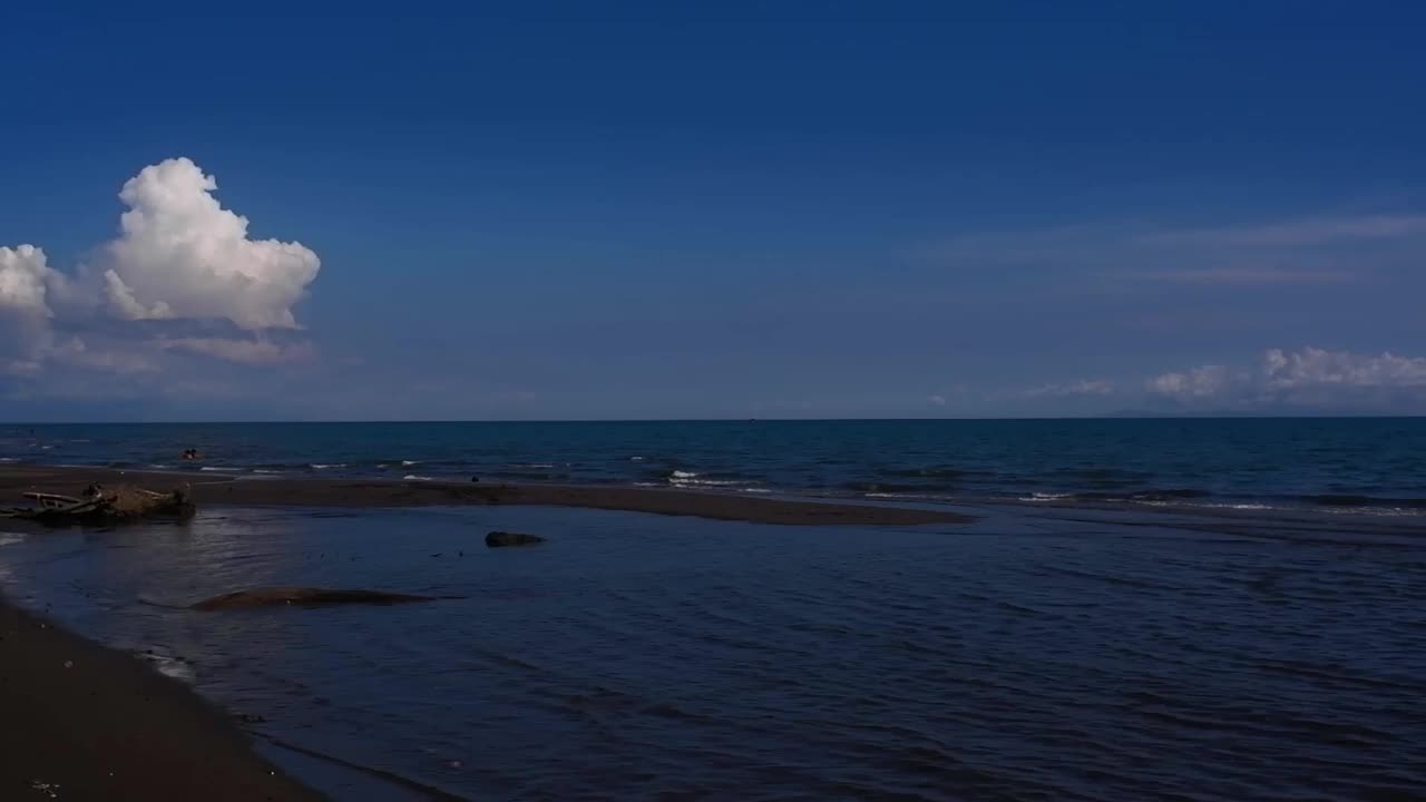 由于covid-19大流行社区和社会限制，无人看管的海滩带来了沿海岸散落的漂流木和海洋碎片。视频素材