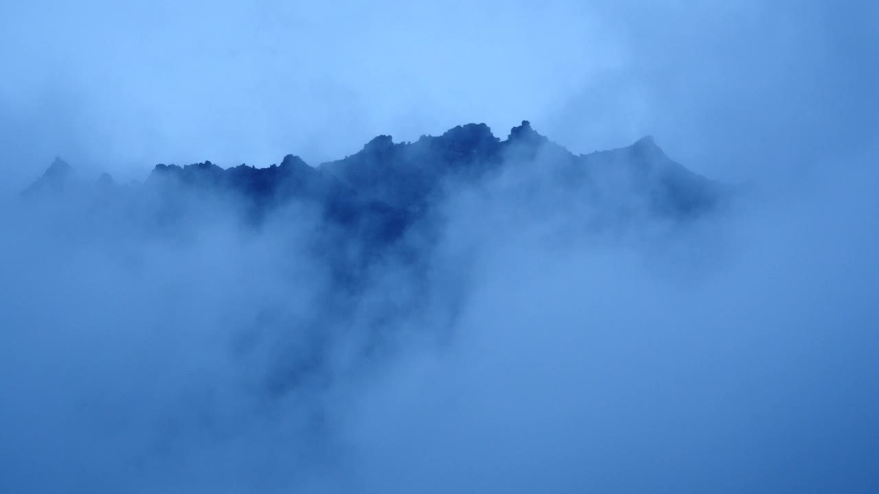 清晨四千山起雾，雾松，西藏波密县。视频素材