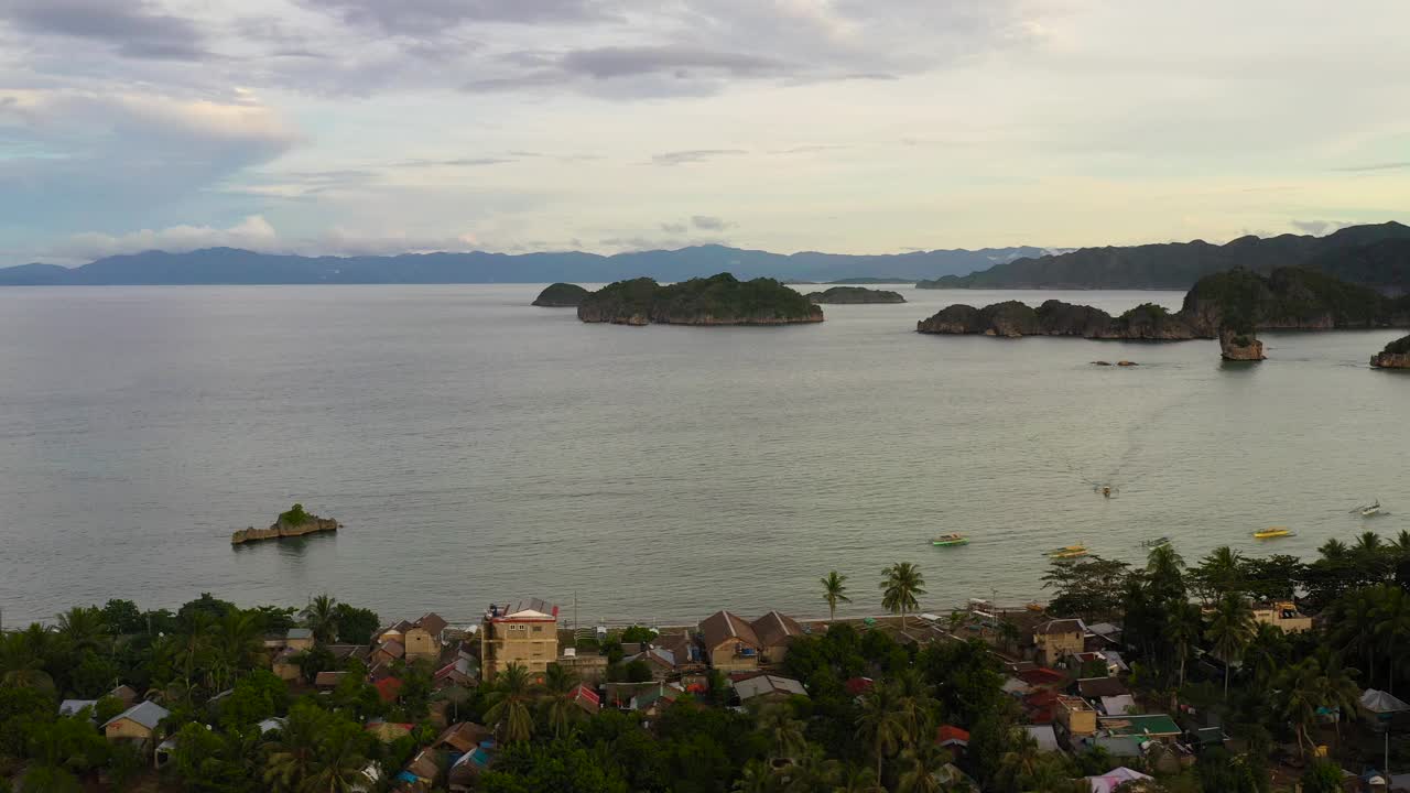 海边的小镇。海景与岛屿在傍晚，俯视图视频素材