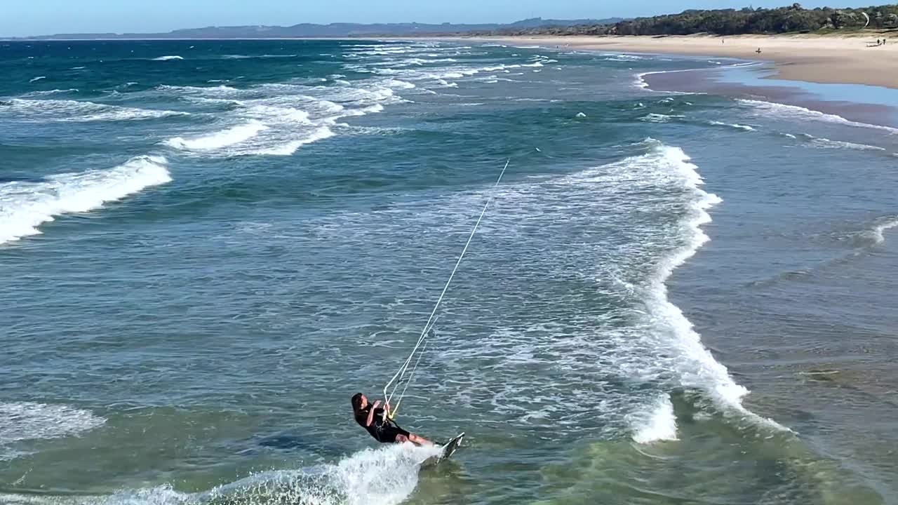 在海浪中风筝冲浪视频素材