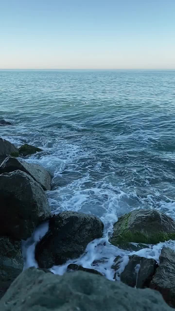 海浪拍打着岸边的石头视频素材