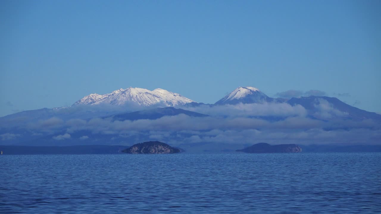 陶波湖和汤加里罗山的景色，新西兰陶波视频素材