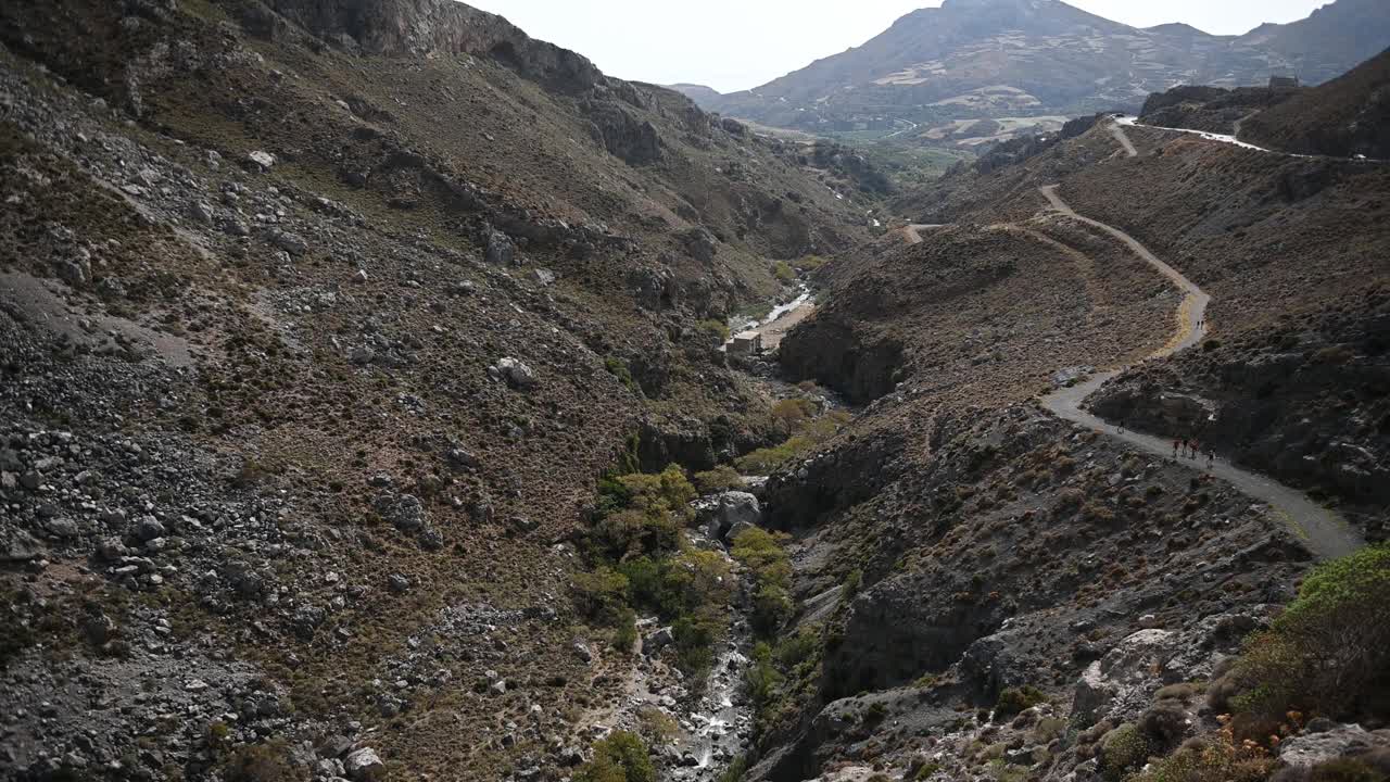 希腊克里特岛上一个美丽的峡谷徒步旅行路线视频素材