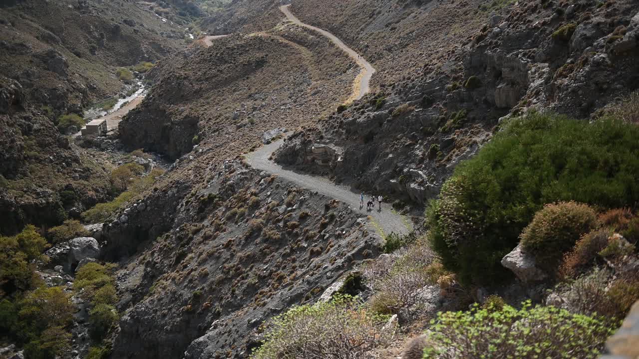 希腊克里特岛上一个美丽的峡谷徒步旅行路线视频素材