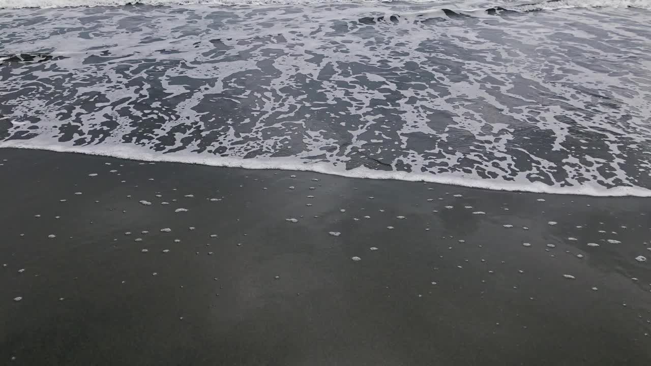 黑色的火山海滩在海洋/海岸。视频素材