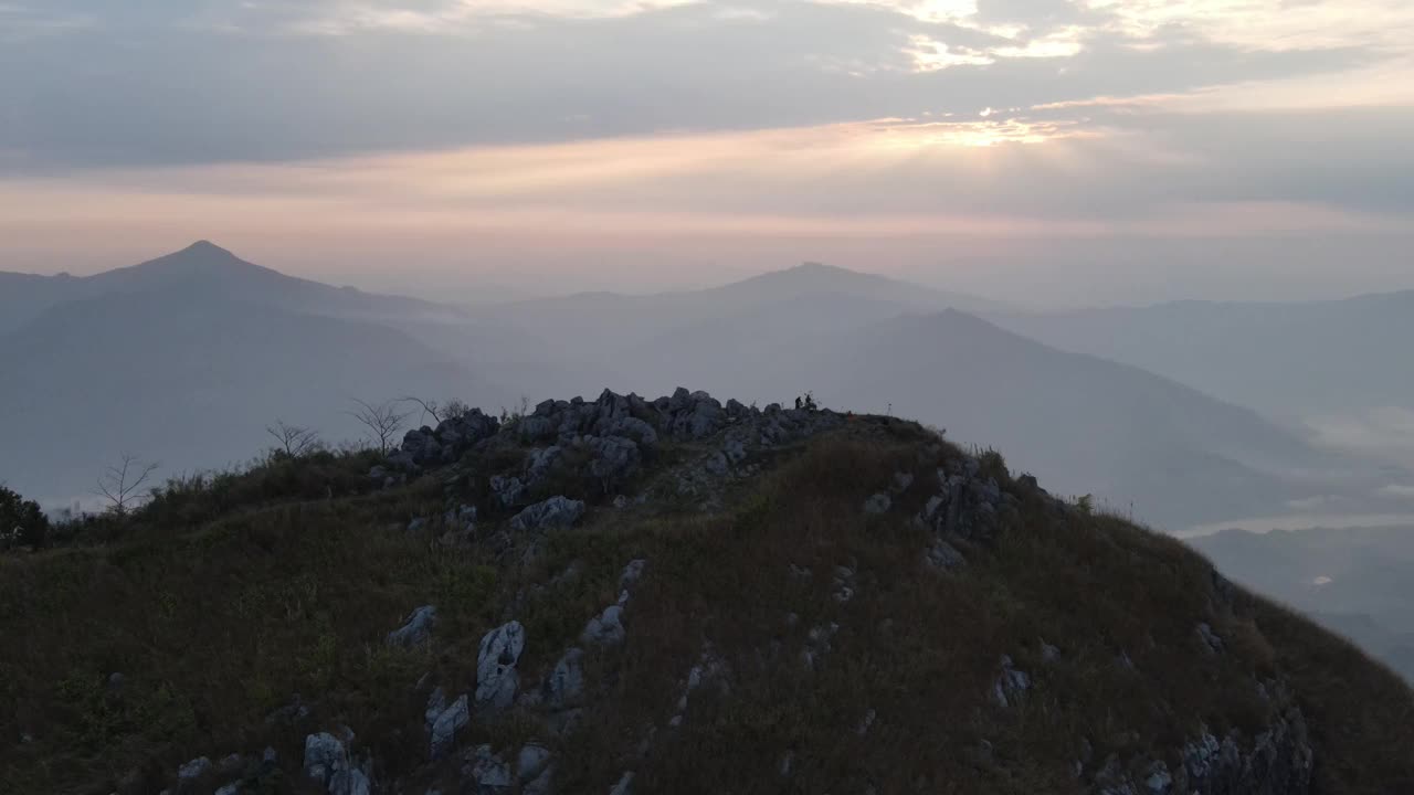 日出时，从地平线上的山顶上看到的景色，背景是一条河和一片薄雾的海洋。泰国清莱省翁坚区帕唐视点视频素材