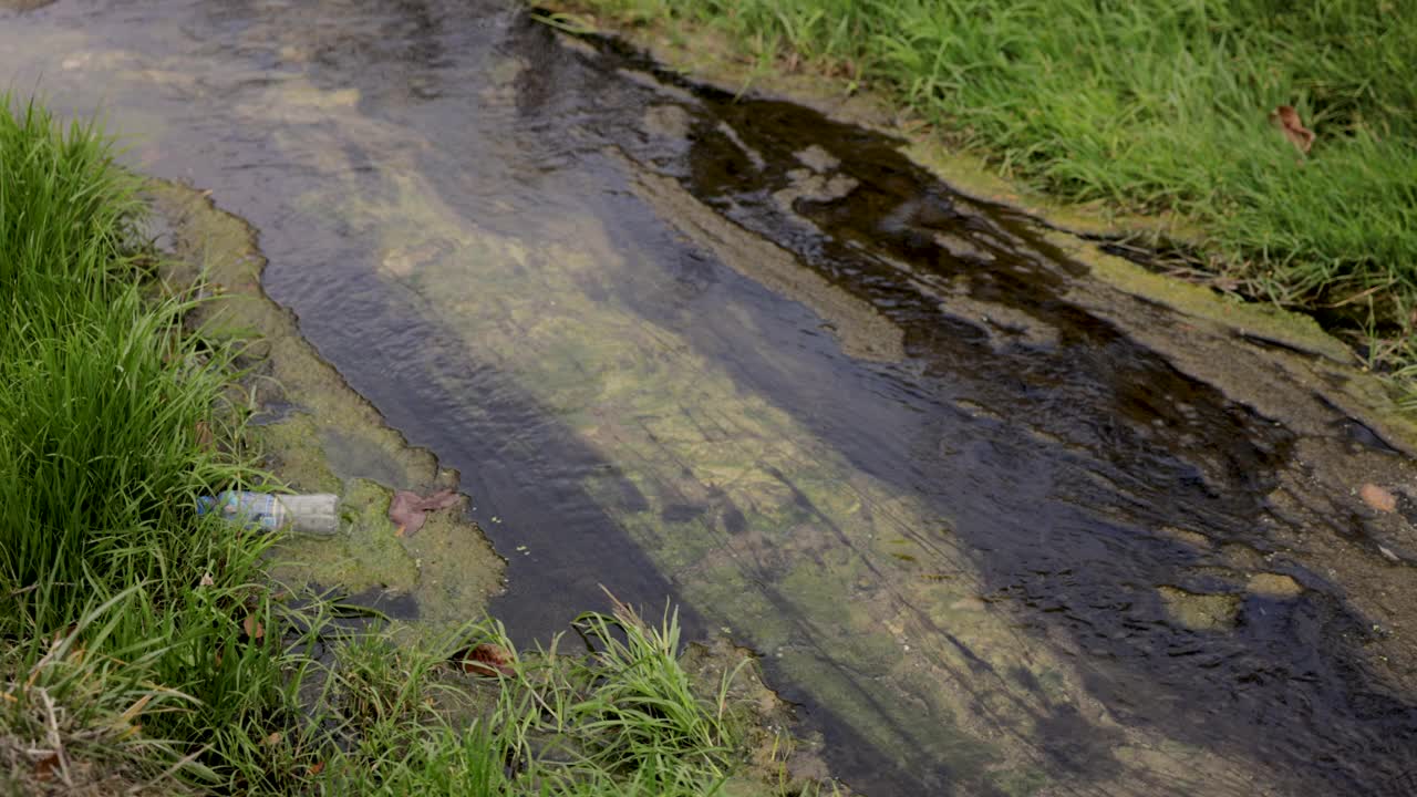 穿过居民区的灌溉渠视频素材