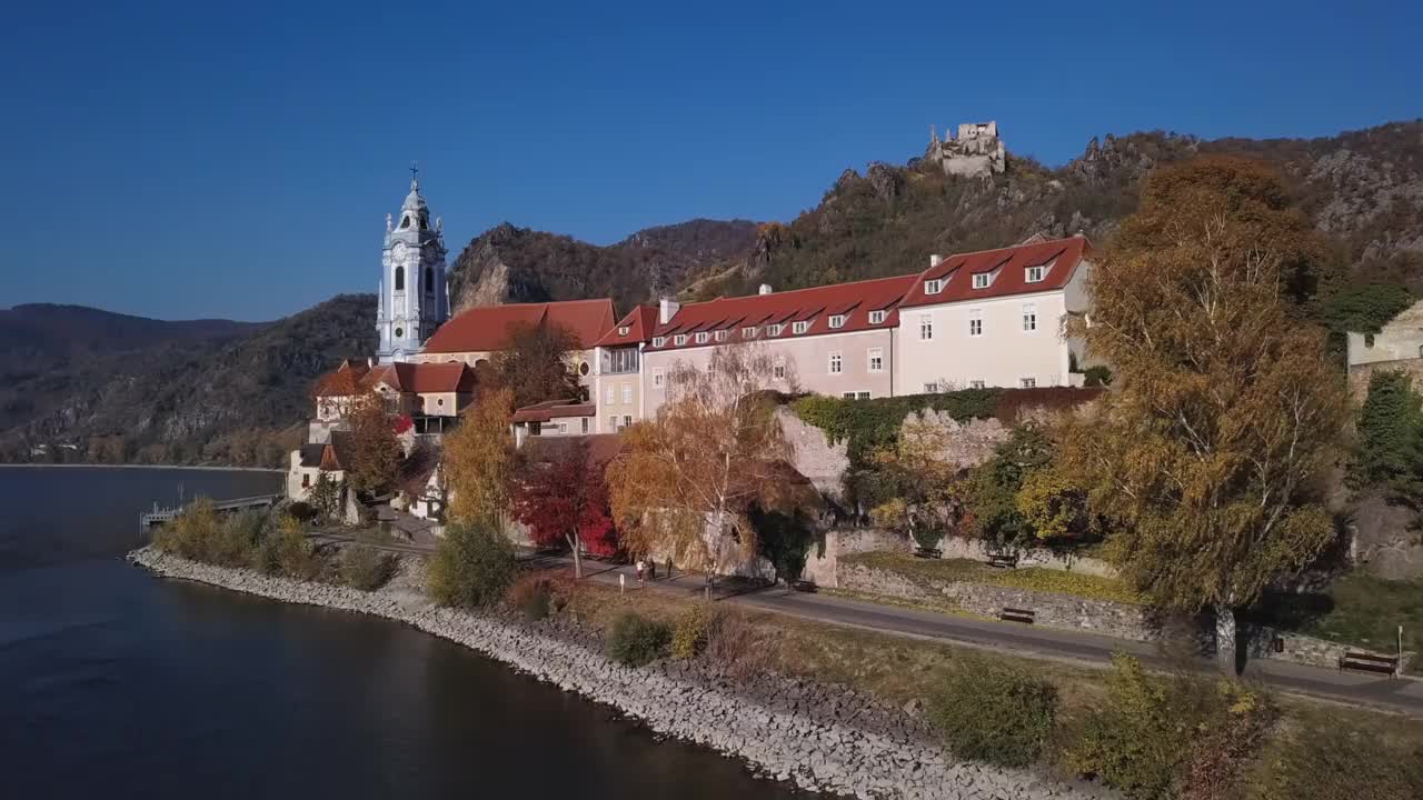 杜恩斯坦镇和葡萄园的空中全景。奥地利瓦豪山谷，速度从24帧提高到2.5倍。视频素材