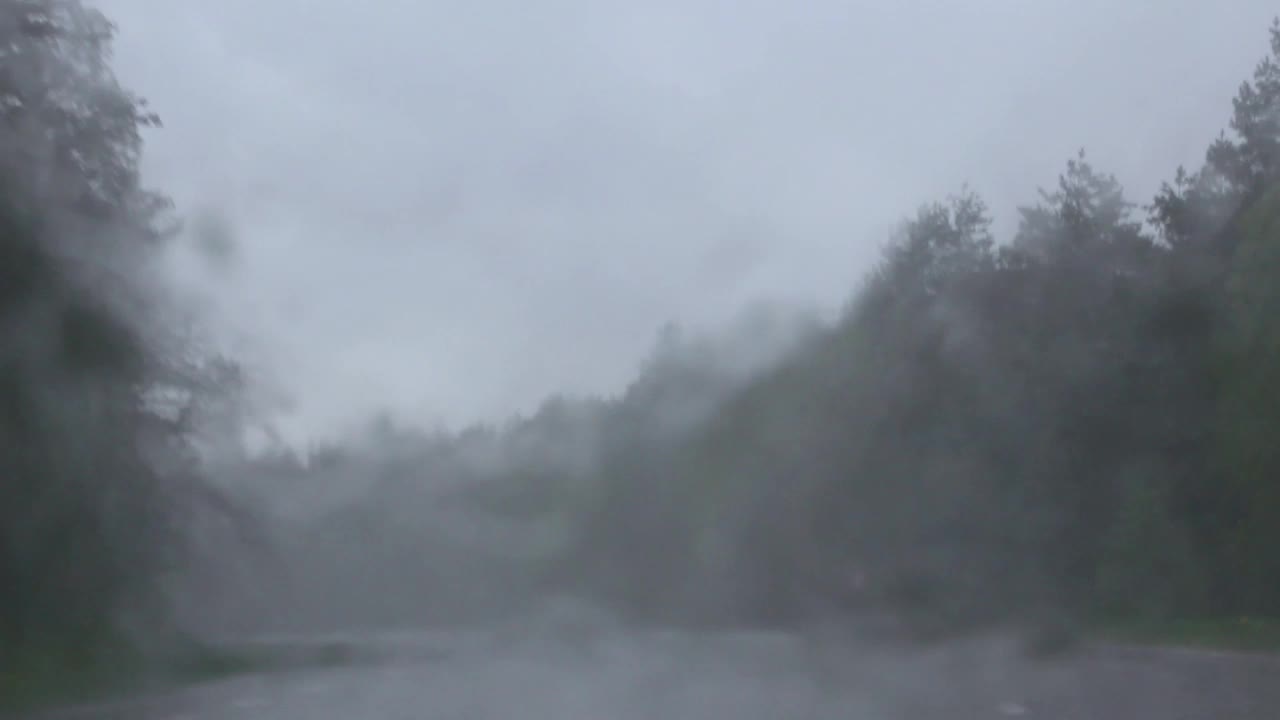 下大雨时从汽车前窗看到的景色。视频下载