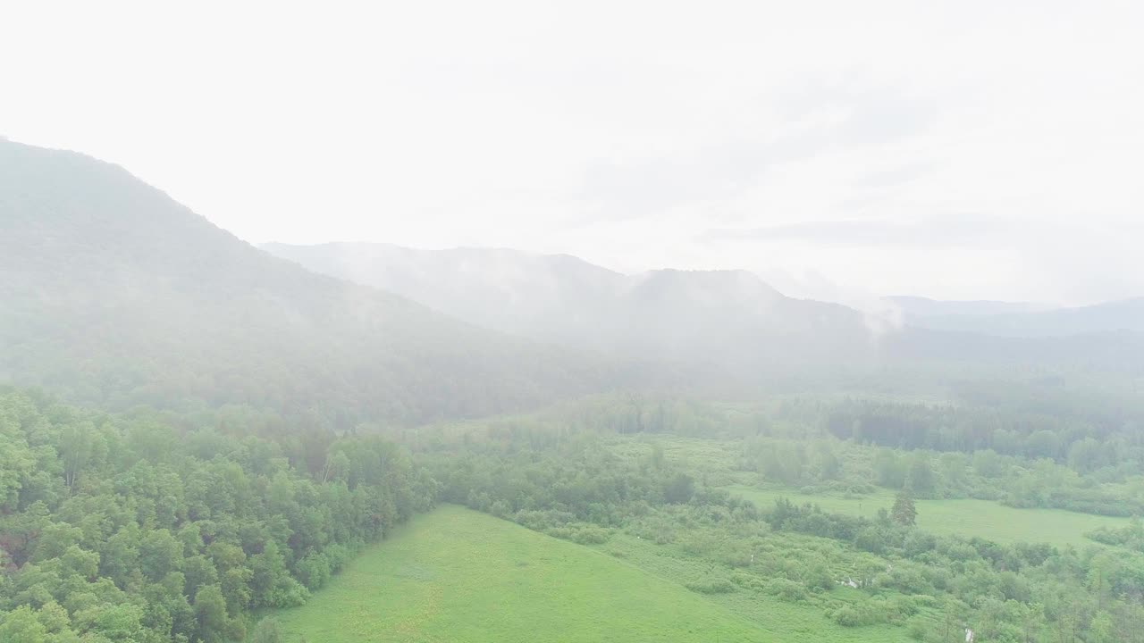 云朵，山脉，森林和山河的航拍视频视频素材