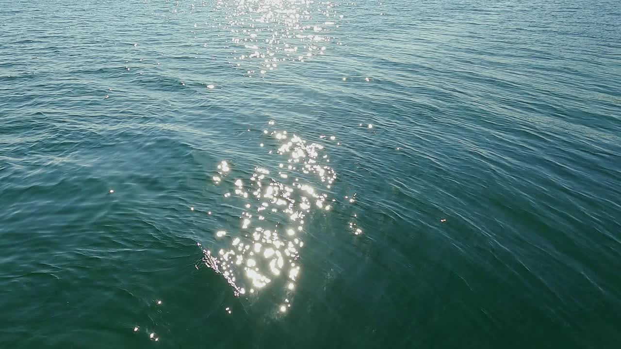 海的水面，绿色的水面上有轻微的波浪。视频素材