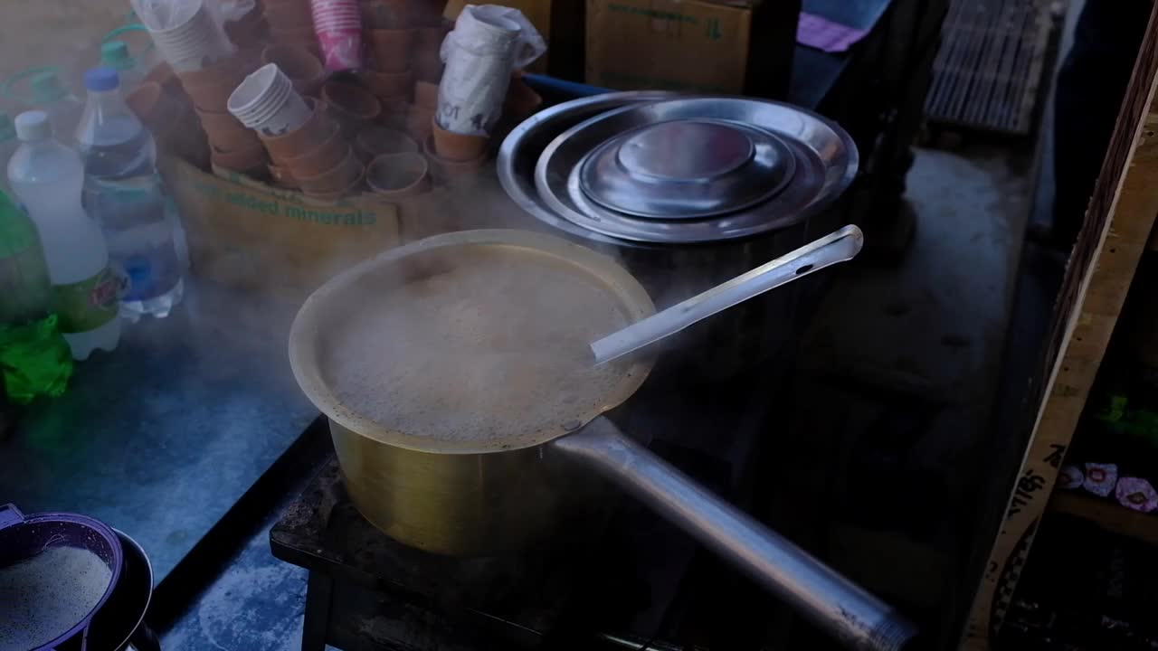 新德里的男人正在泡茶视频素材