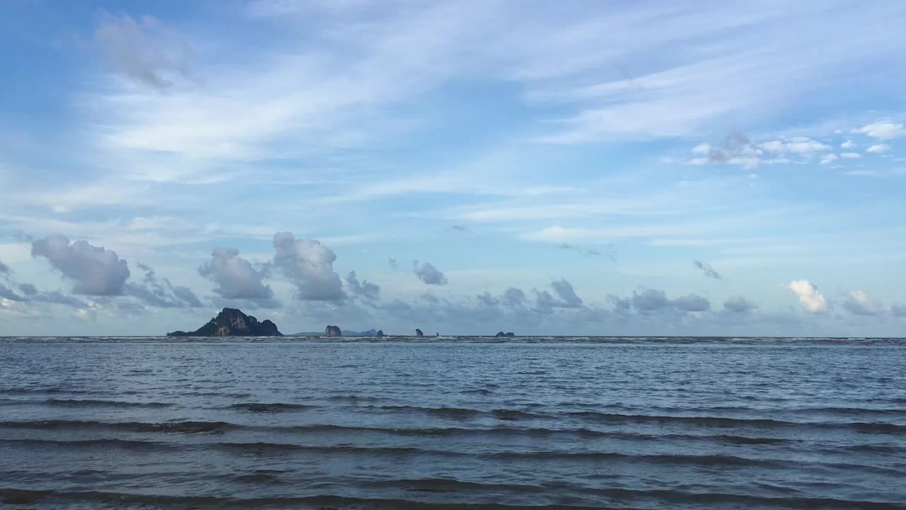 天空日落或日出的颜色，天空和云雨在海上视频素材