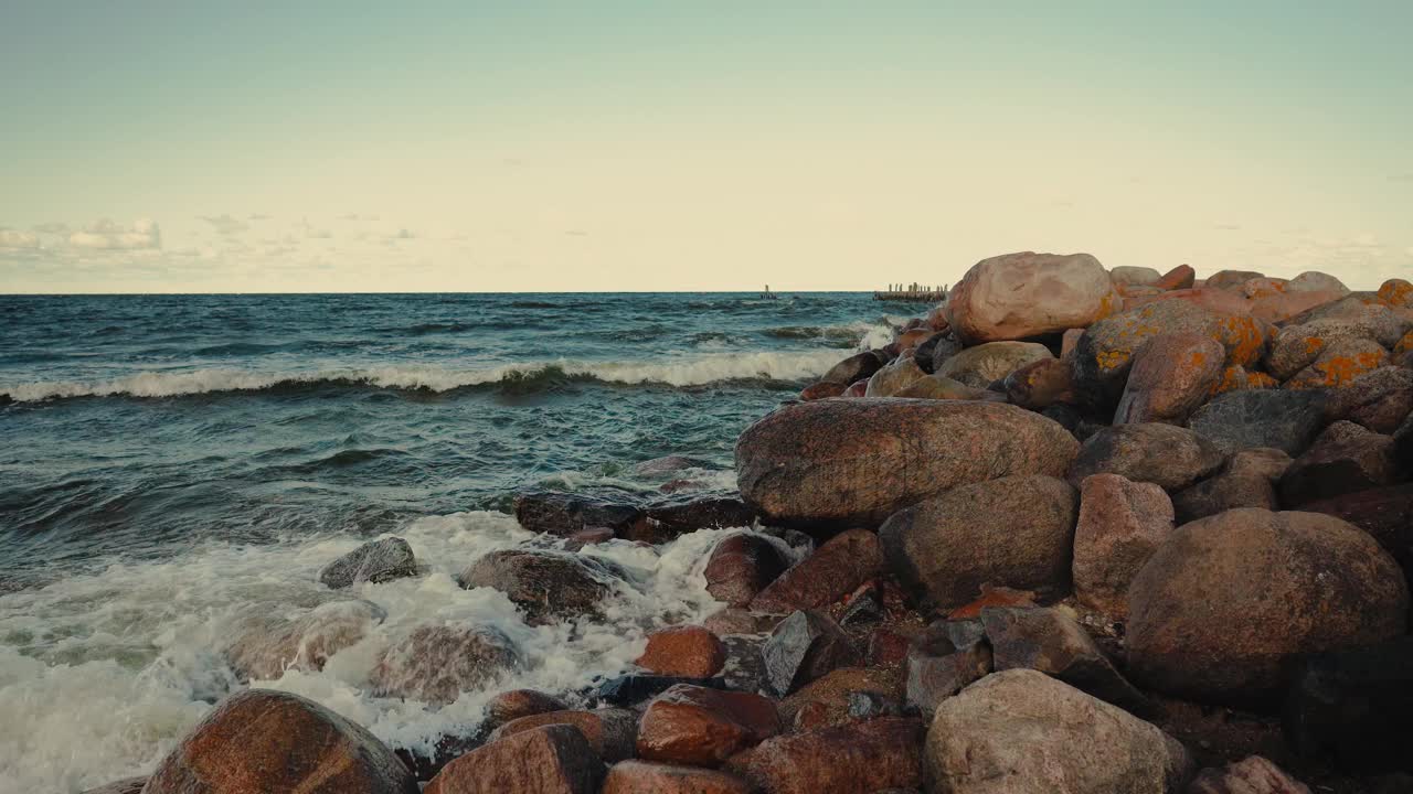 海浪拍打着防波堤的石头视频素材