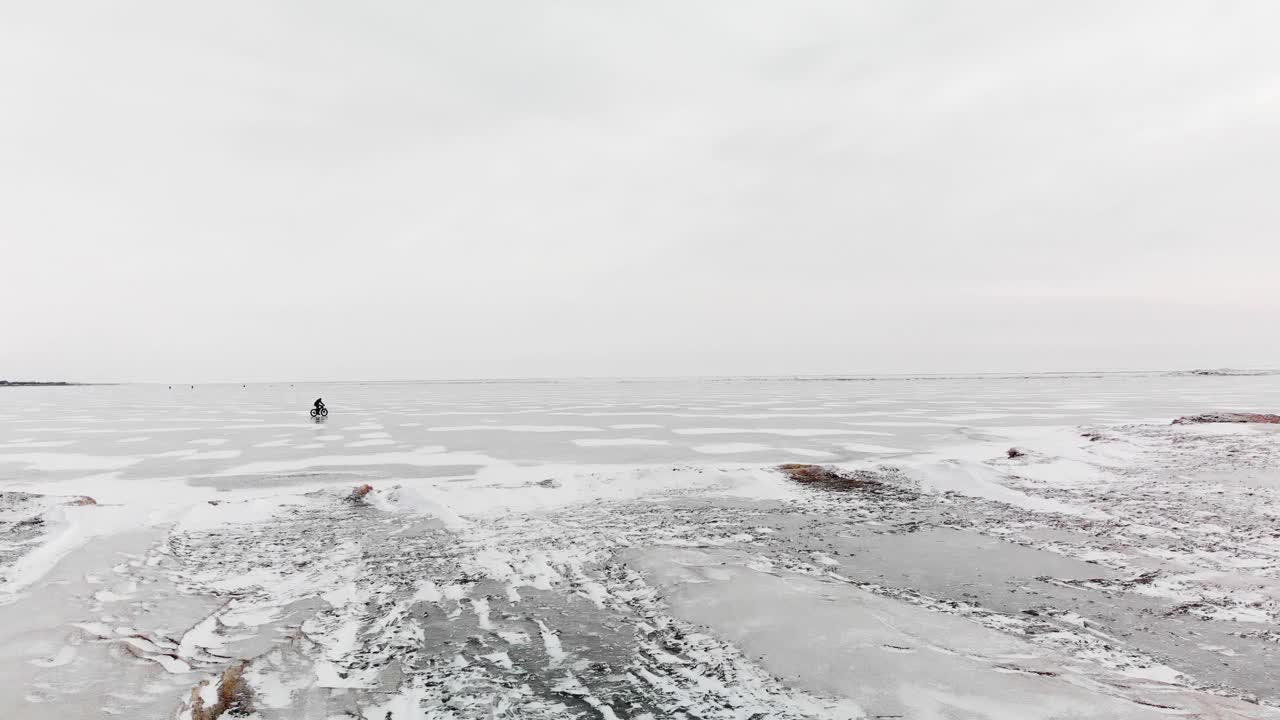 鸟瞰图冰冻湖面上的冰丘和裂缝视频素材