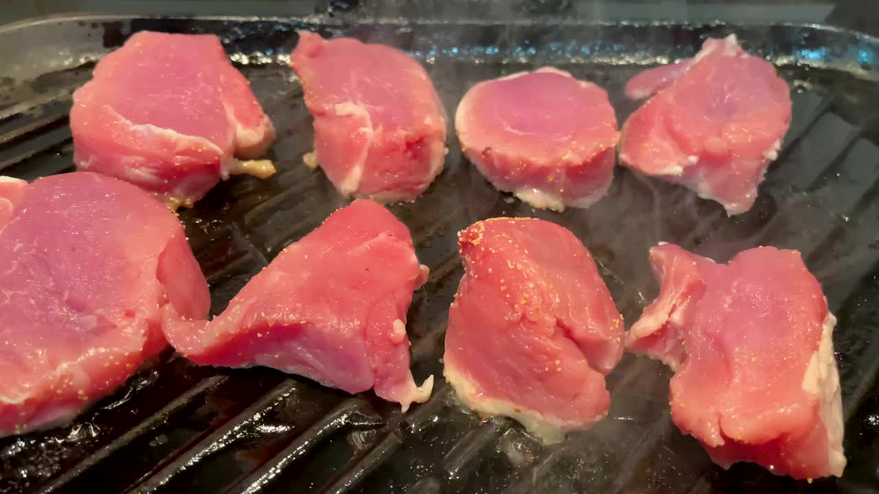 美味的猪里脊肉，烤熟视频素材