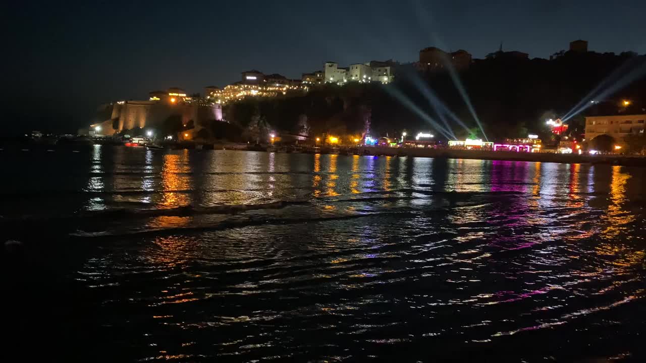 夜晚的海水与明亮的彩灯反射在水面上。地中海小镇的夜光。视频素材