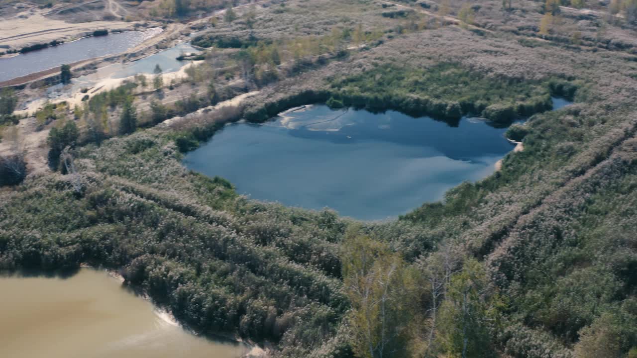 环境问题。水污染的有害毒素。视频素材