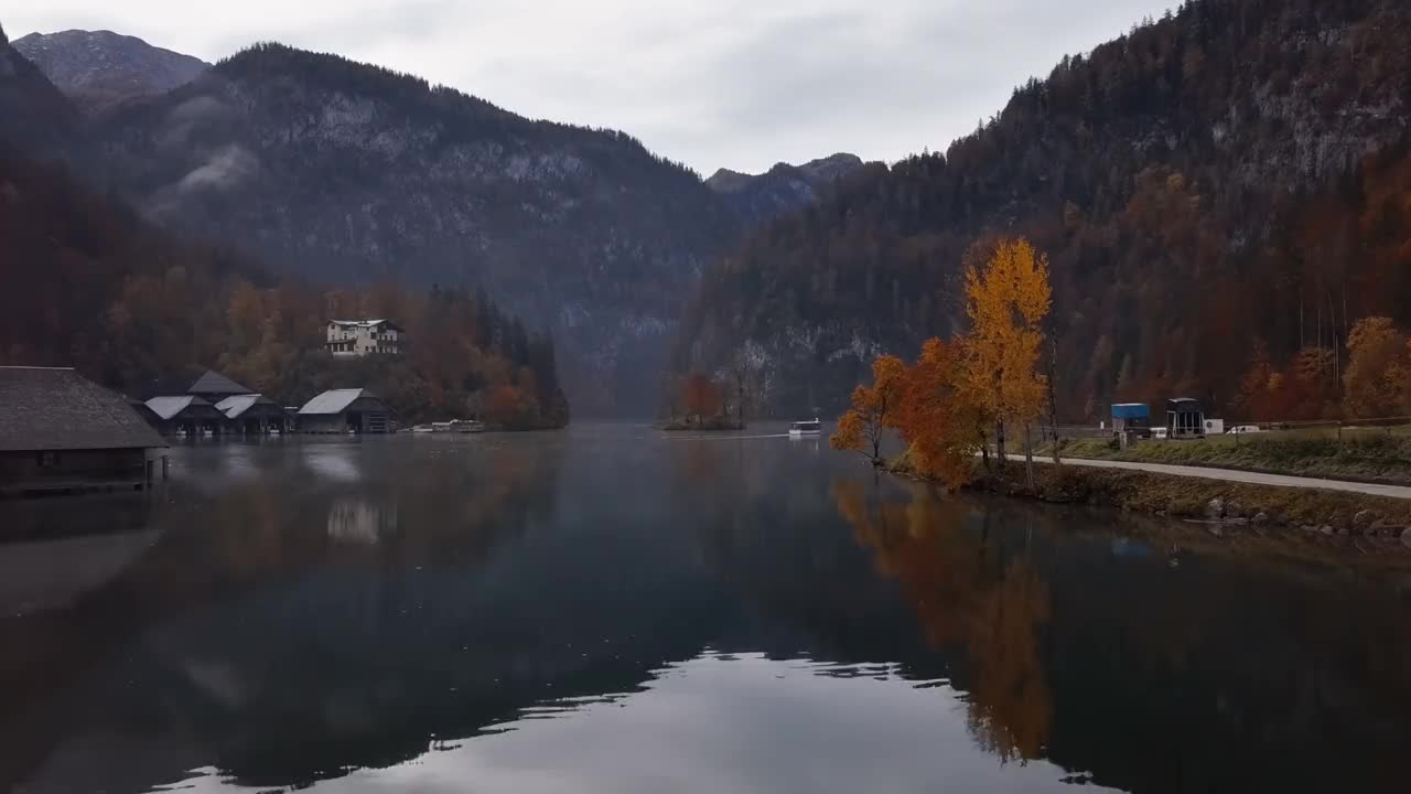 鸟瞰图的国王湖在秋天与晨雾。在德国巴伐利亚州的贝希特斯加登，速度从24帧提高到2.5倍。视频素材