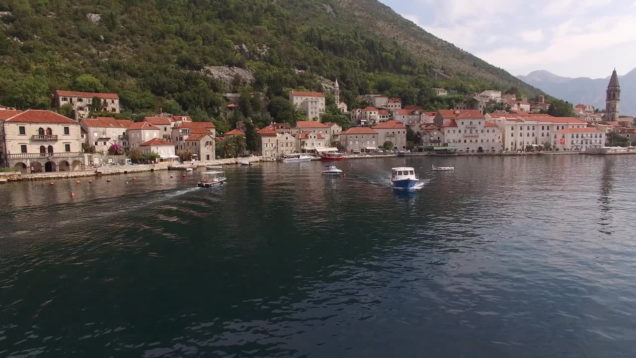 摩托艇驶过佩拉斯特海岸。黑山共和国视频素材