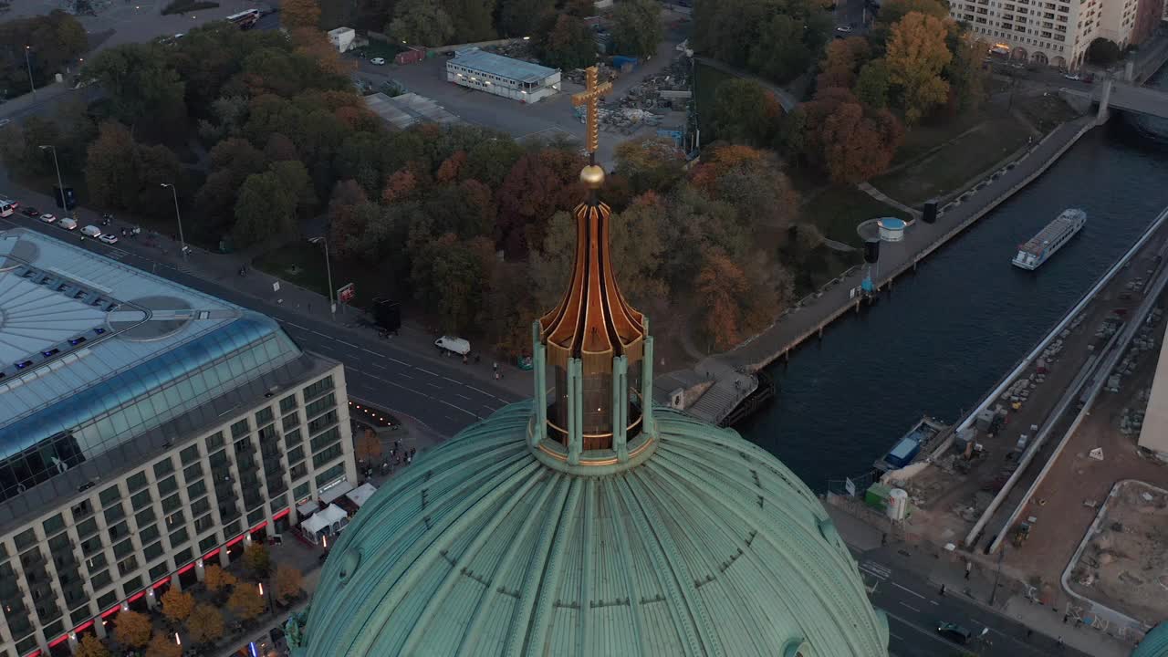 鸟瞰城市公园和河岸上的建筑物。柏林大教堂圆顶上的景色。柏林,德国视频素材