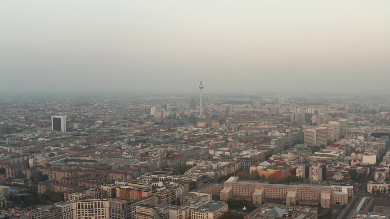 空中俯瞰城市全景。主要高耸的Fernsehturm电视塔和附近的建筑。柏林,德国视频素材