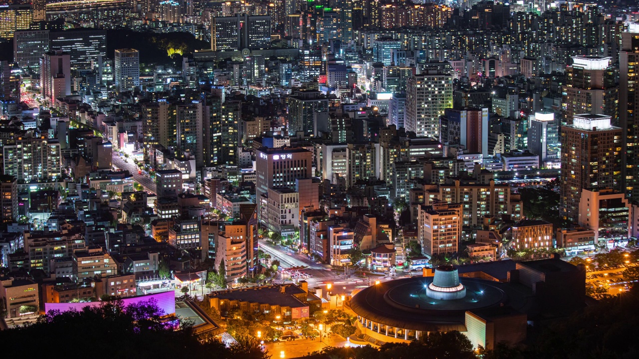 韩国首尔瑞草区首尔艺术中心周边的夜景视频素材