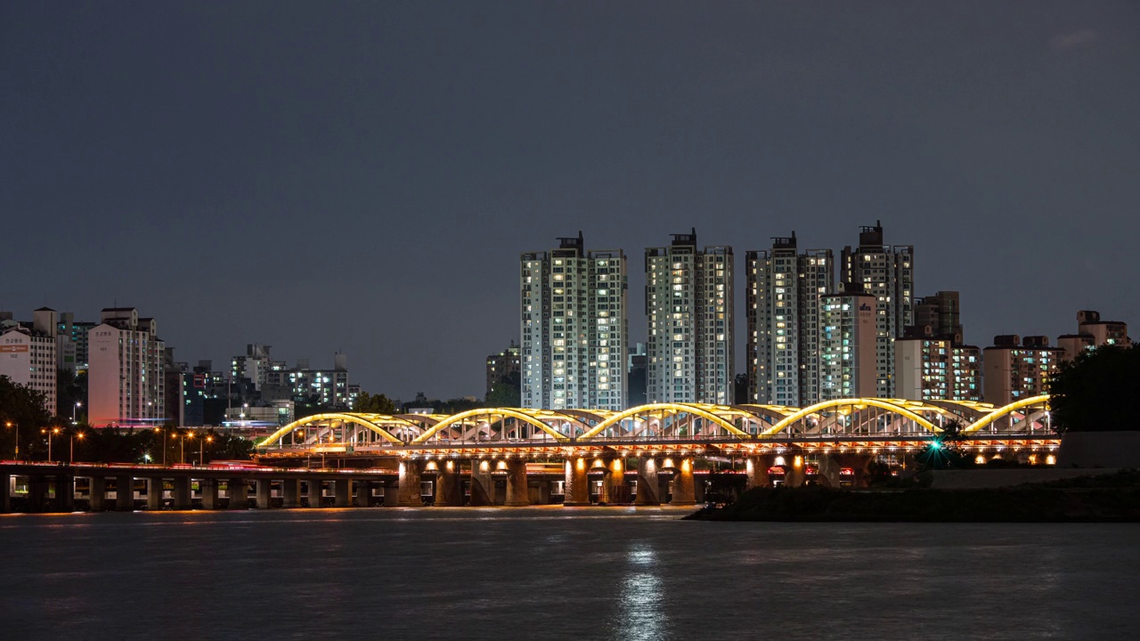 汉城铜雀区汉江、奥林匹克高速公路、汉江大桥的夜景视频素材