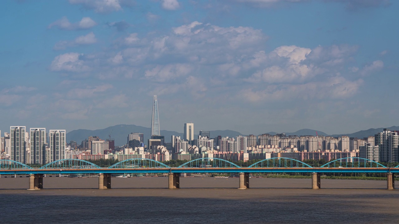 白天——首尔瑞草区汉江、铜雀大桥、乐天世界塔周边的市中心视频素材