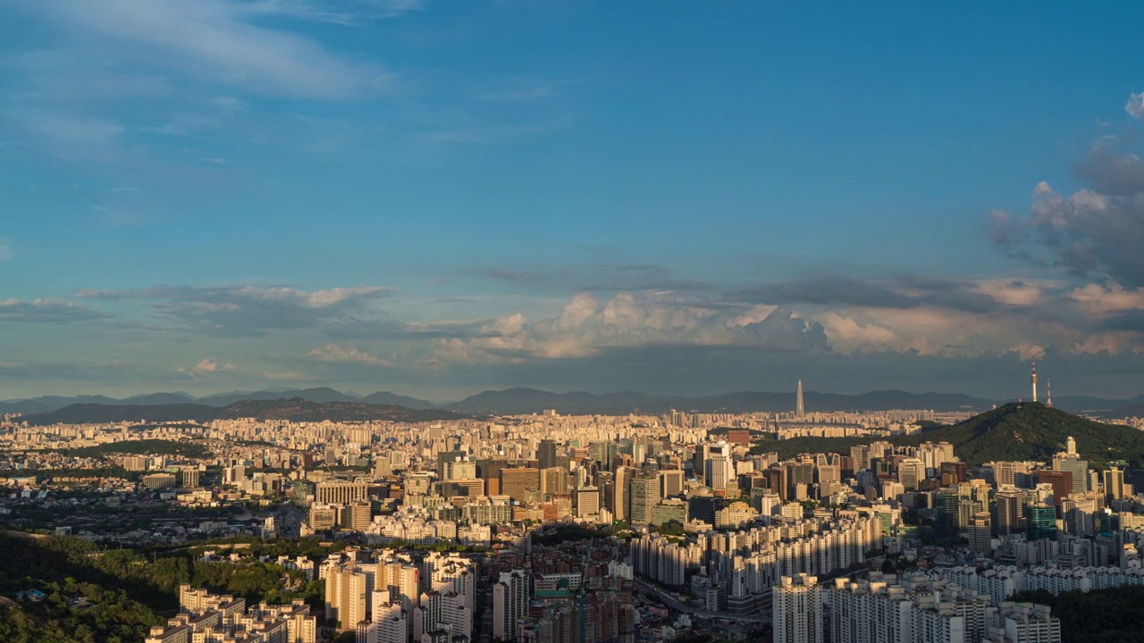 韩国首尔，N首尔塔周围的夜景/中区和钟路区视频素材