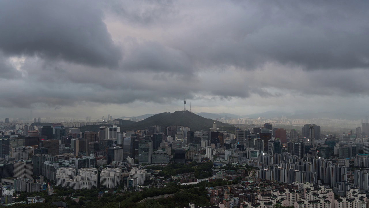 白天——首尔城郭和N首尔塔周围的市中心/韩国首尔中区和钟路区视频素材