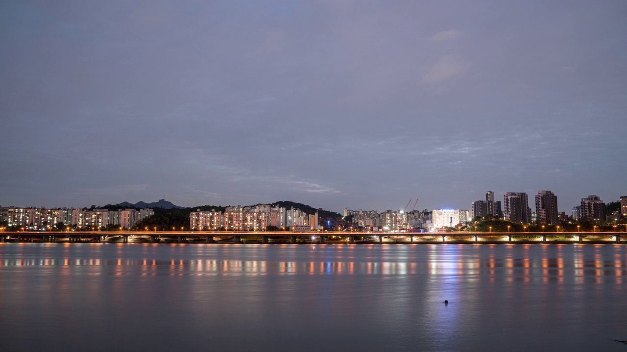 夜景-在汉江和奥林匹克高速公路附近的市中心日落，韩国首尔视频素材