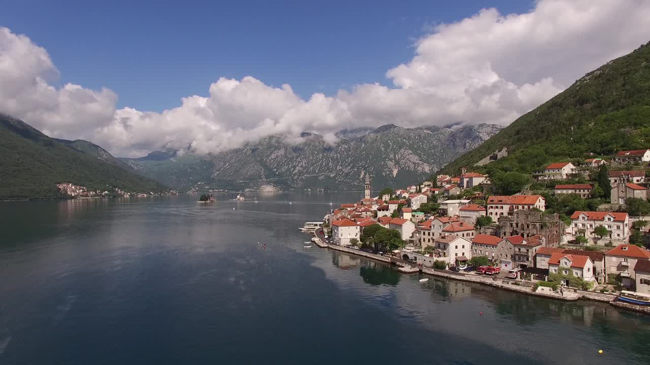 山脚下红瓦屋顶的房子。Perast、黑山视频素材