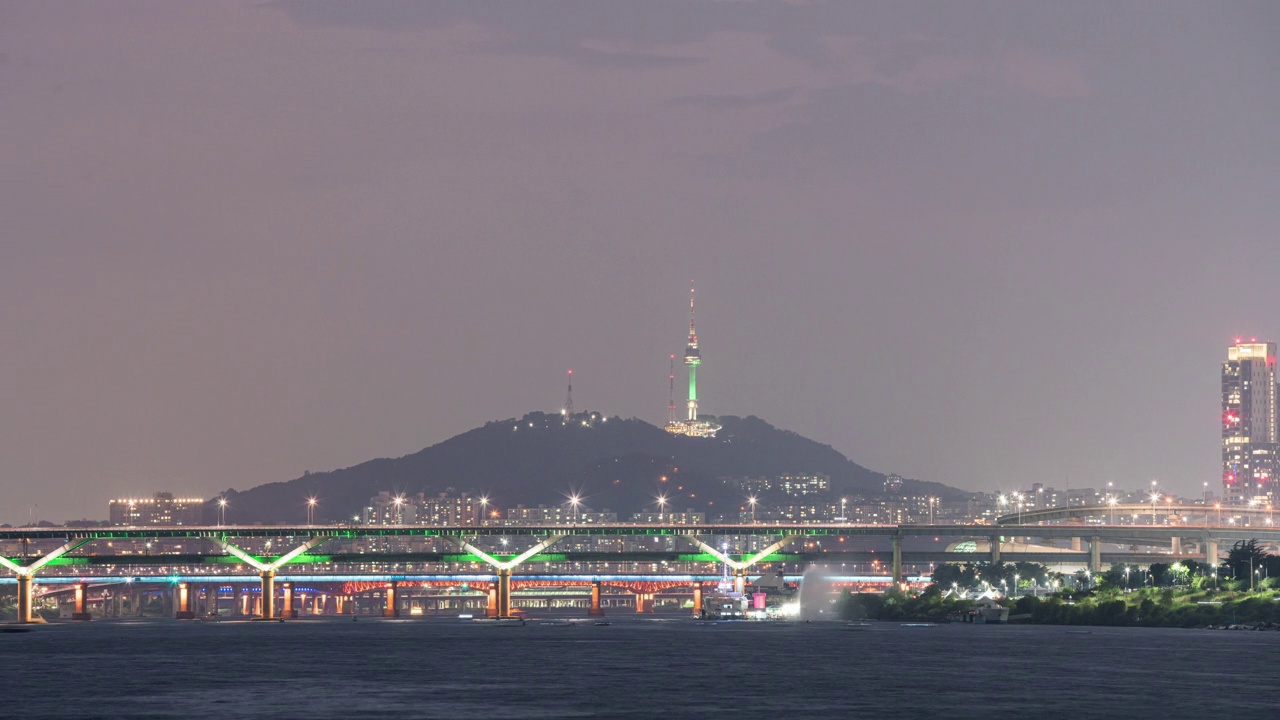 ▽夜景=韩国首尔广津区汉江、清潭大桥、N首尔塔周围的夕阳视频素材