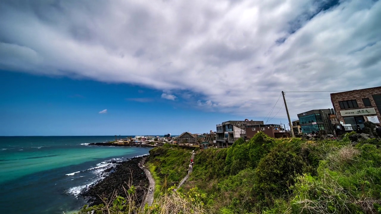 韩国济州岛埃越郡韩岩海岸步道的风景视频素材