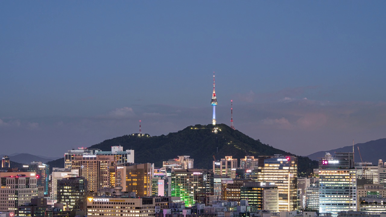 夜景:韩国首尔，N首尔塔周围的日落视频素材