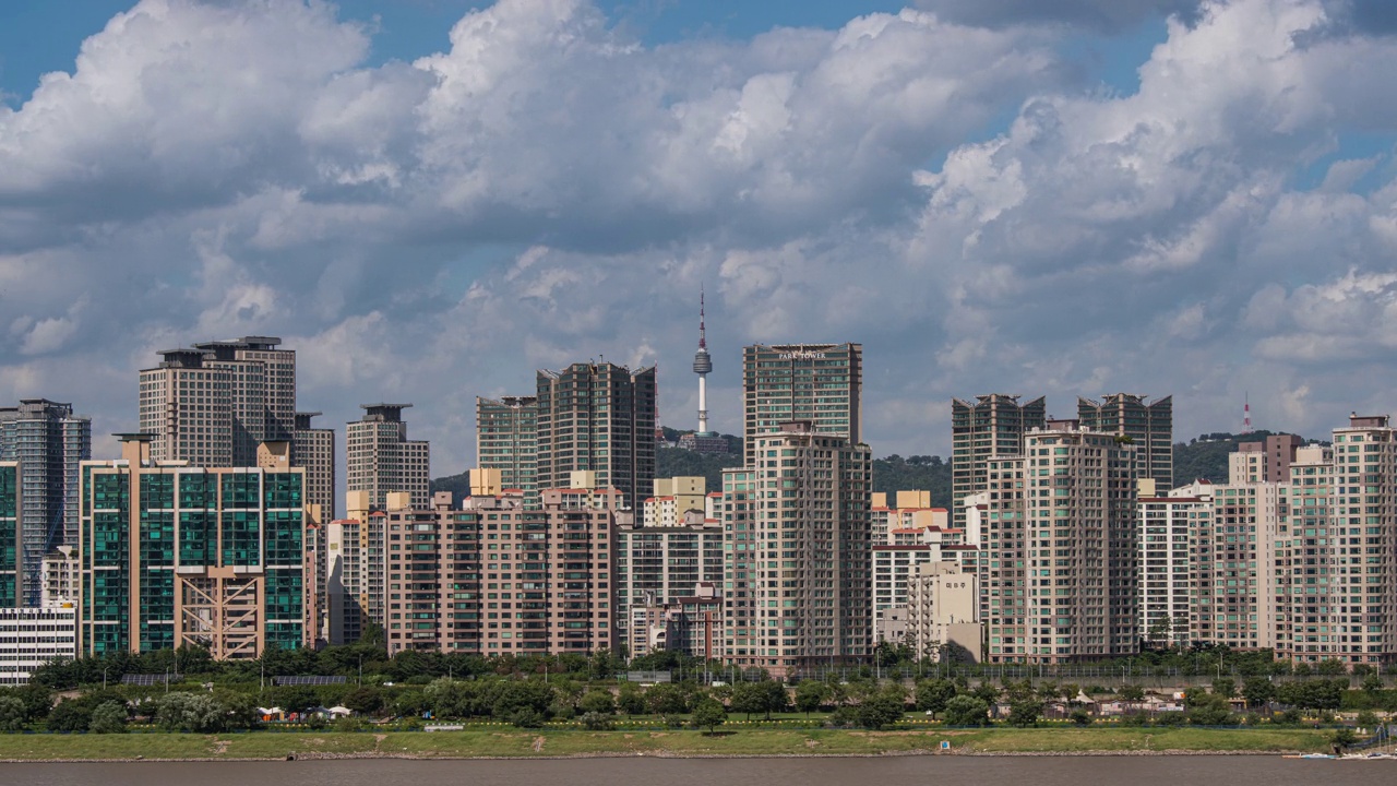 白天——首尔江边高速公路周边的市中心、高层公寓、N首尔塔(龙山区)视频素材