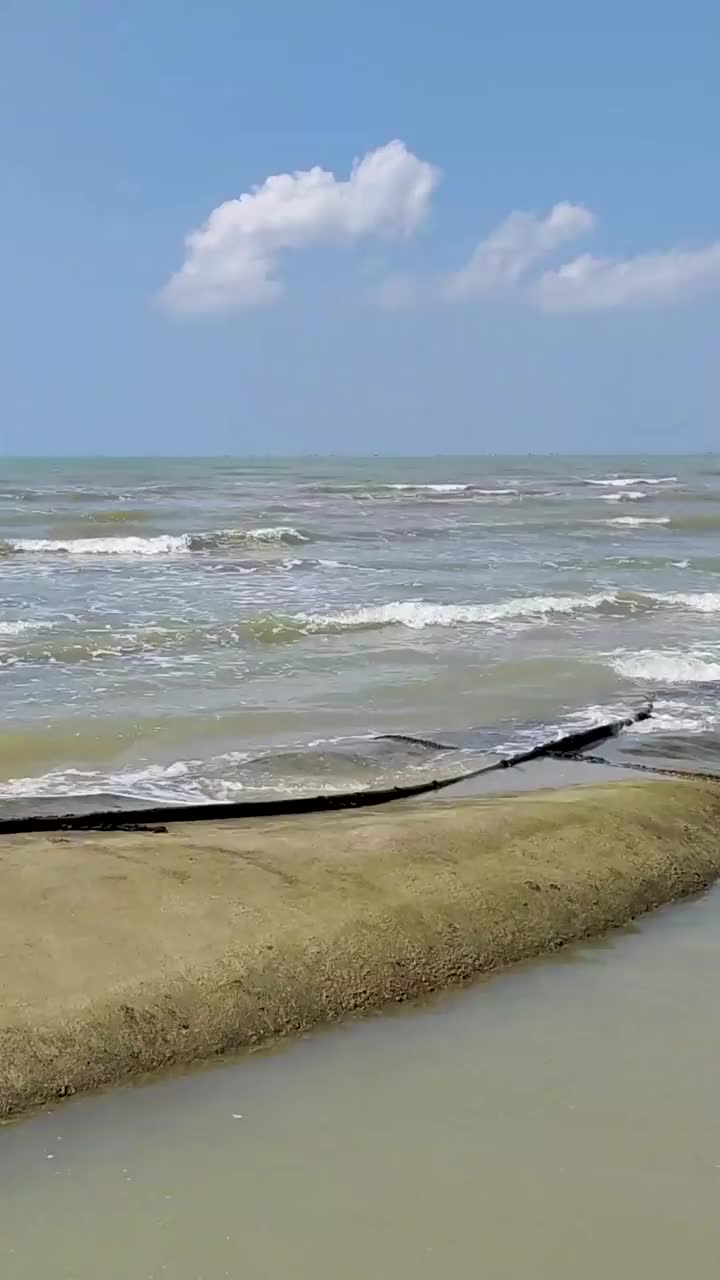 平静海浪的海滩视频素材