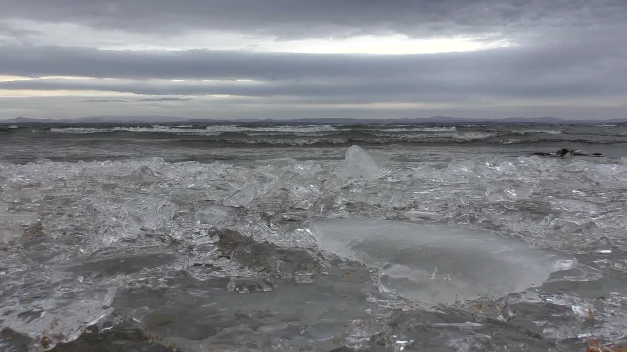 湖岸边的冰视频素材