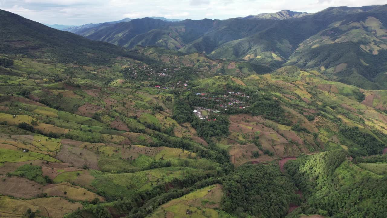 山谷中乡村的Ariel景观视频素材