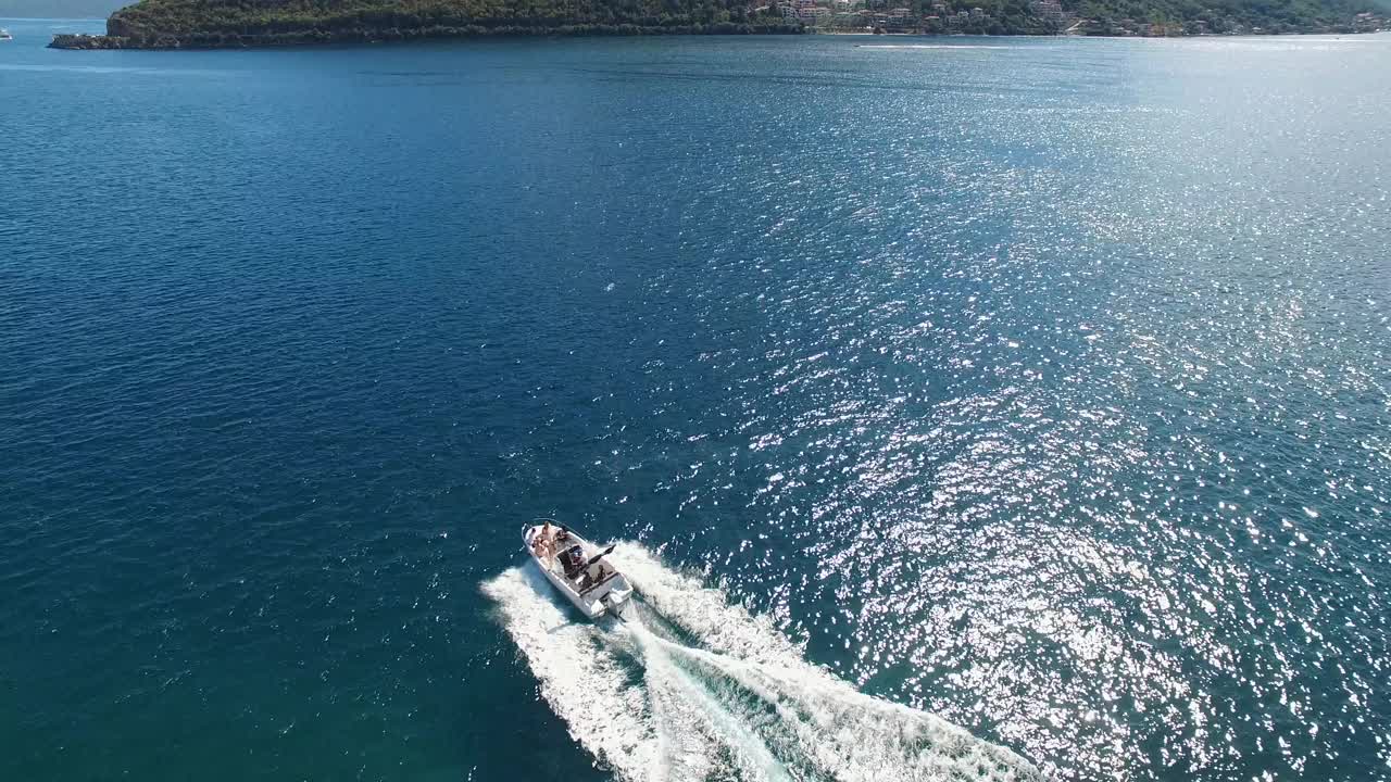 摩托艇沿着科托湾航行，背景是佩拉斯特附近的岛屿视频素材