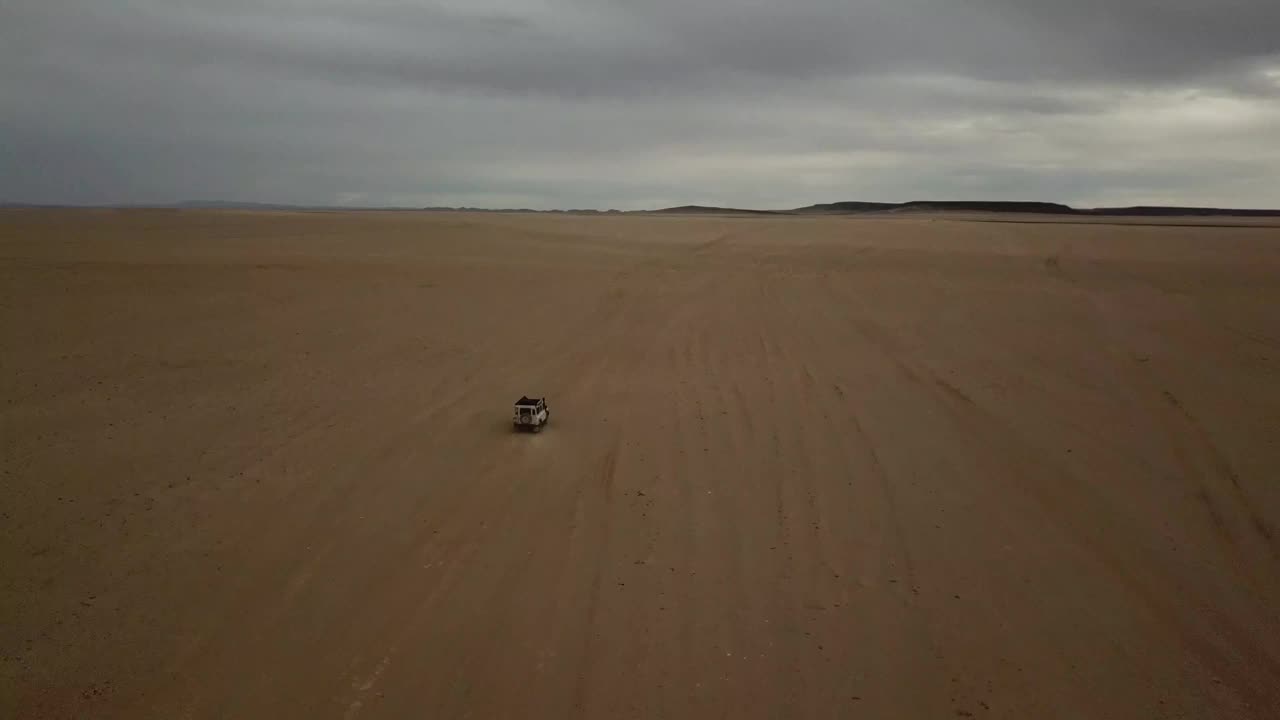 戈壁沙漠中4x4车的鸟瞰图视频素材