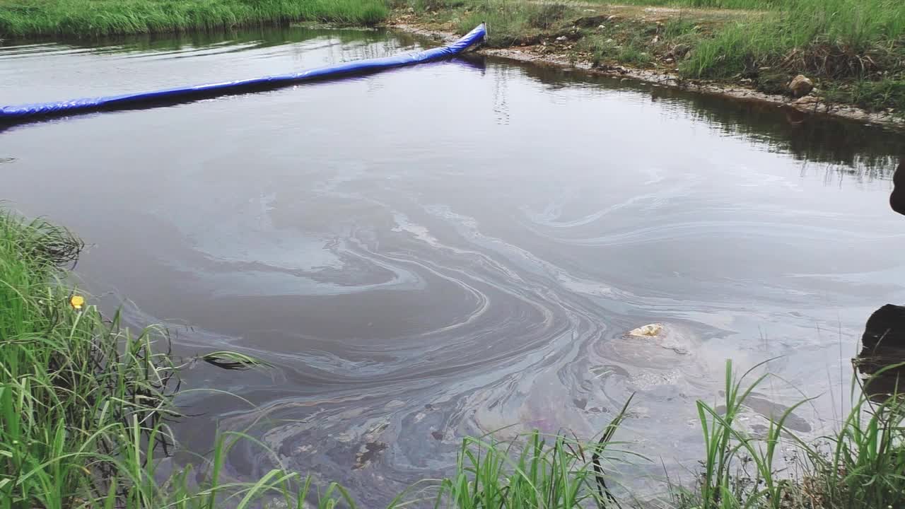 石油在水库上暴涨。视频下载