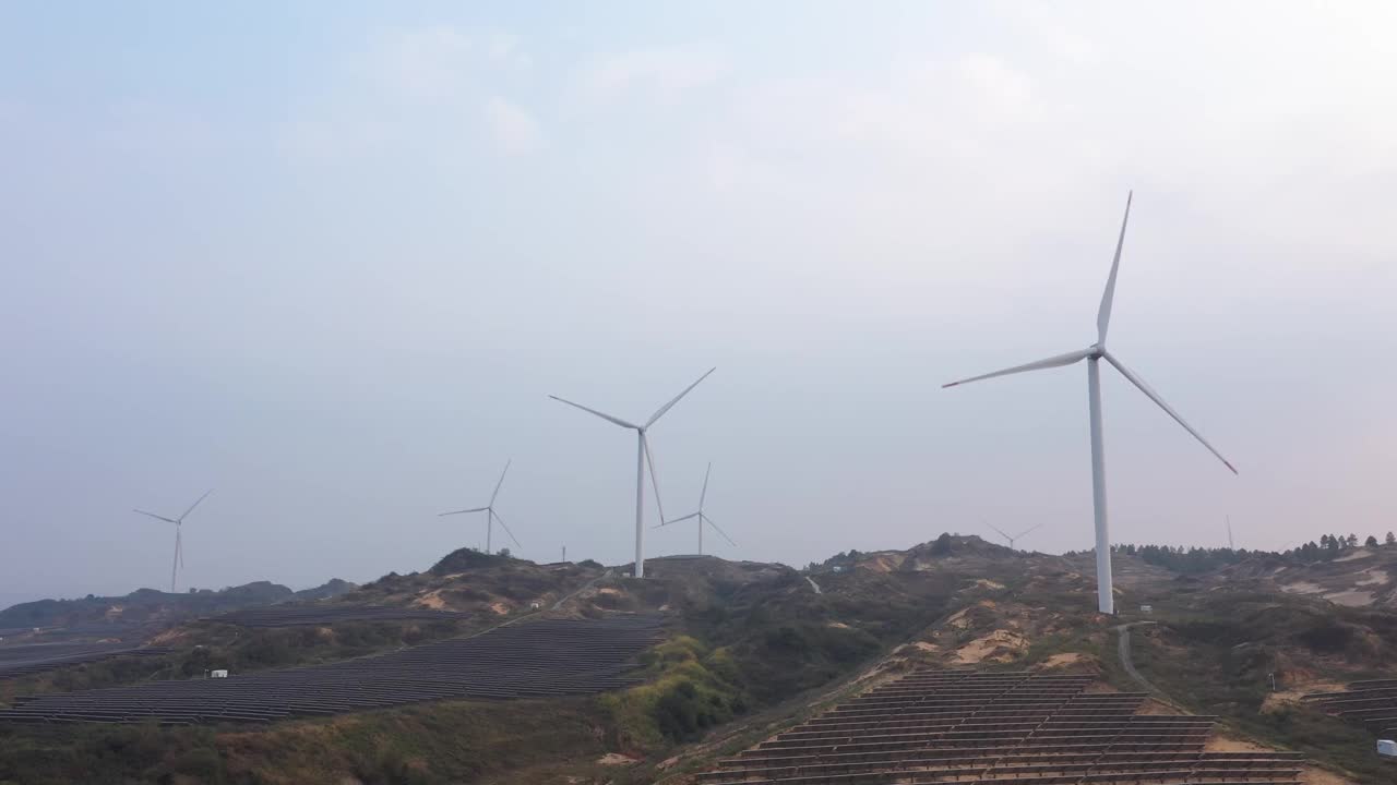 風力發電和太陽能發電视频素材