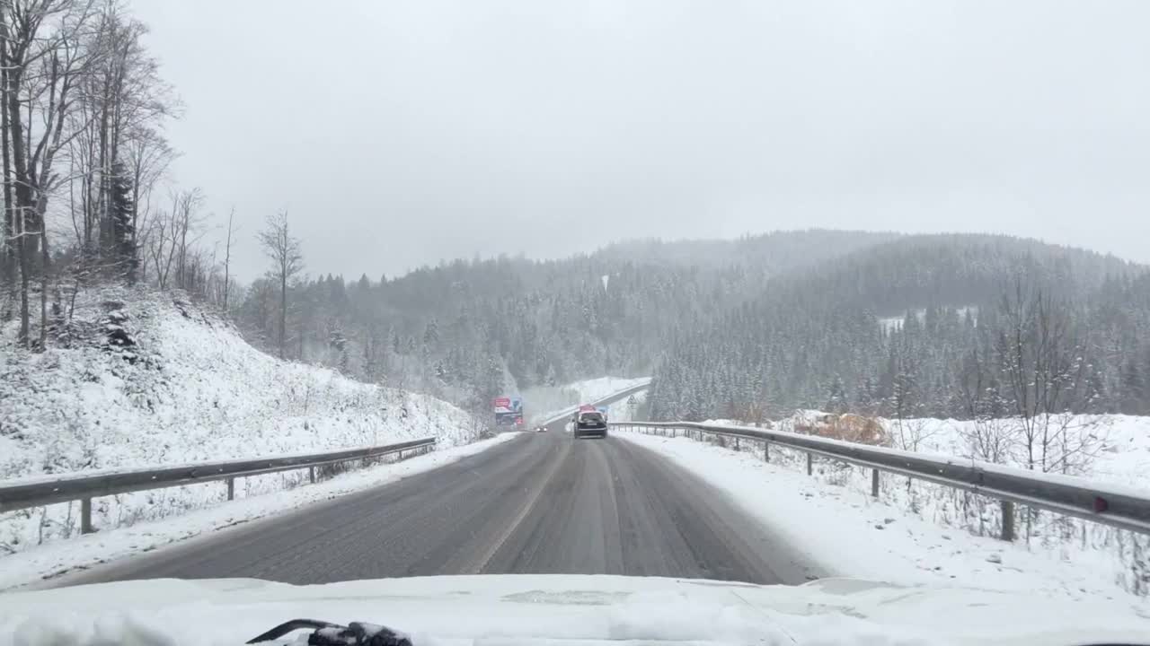 行驶在冬季的山路上视频素材