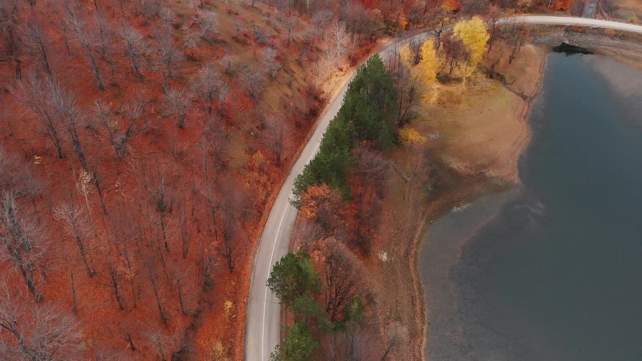 无人机拍摄的秋天树叶和山路视频素材