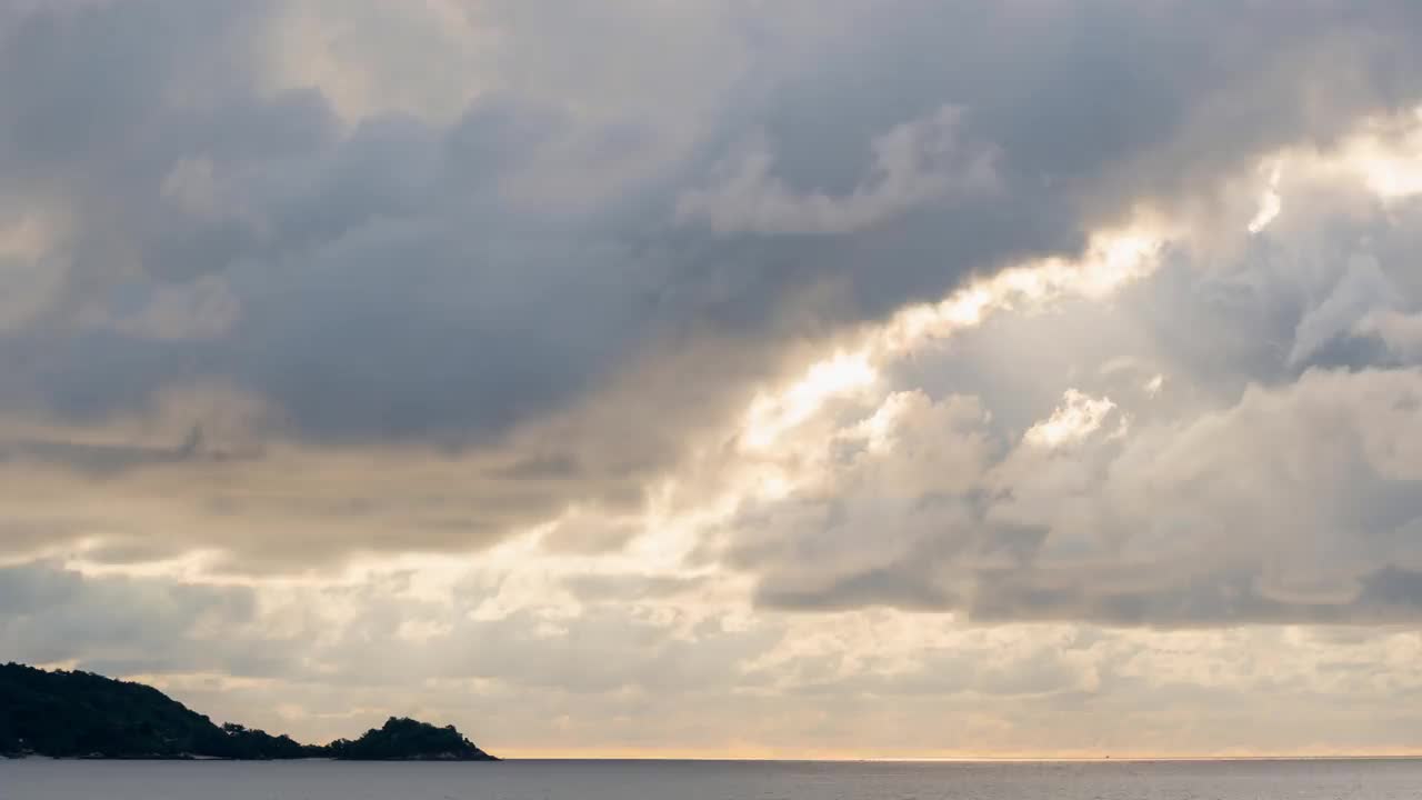 史诗风暴云的时间流逝在海洋日落或日出的天空黑暗的风暴云通过视频时间流逝惊人的自然背景可怕的天气视频素材