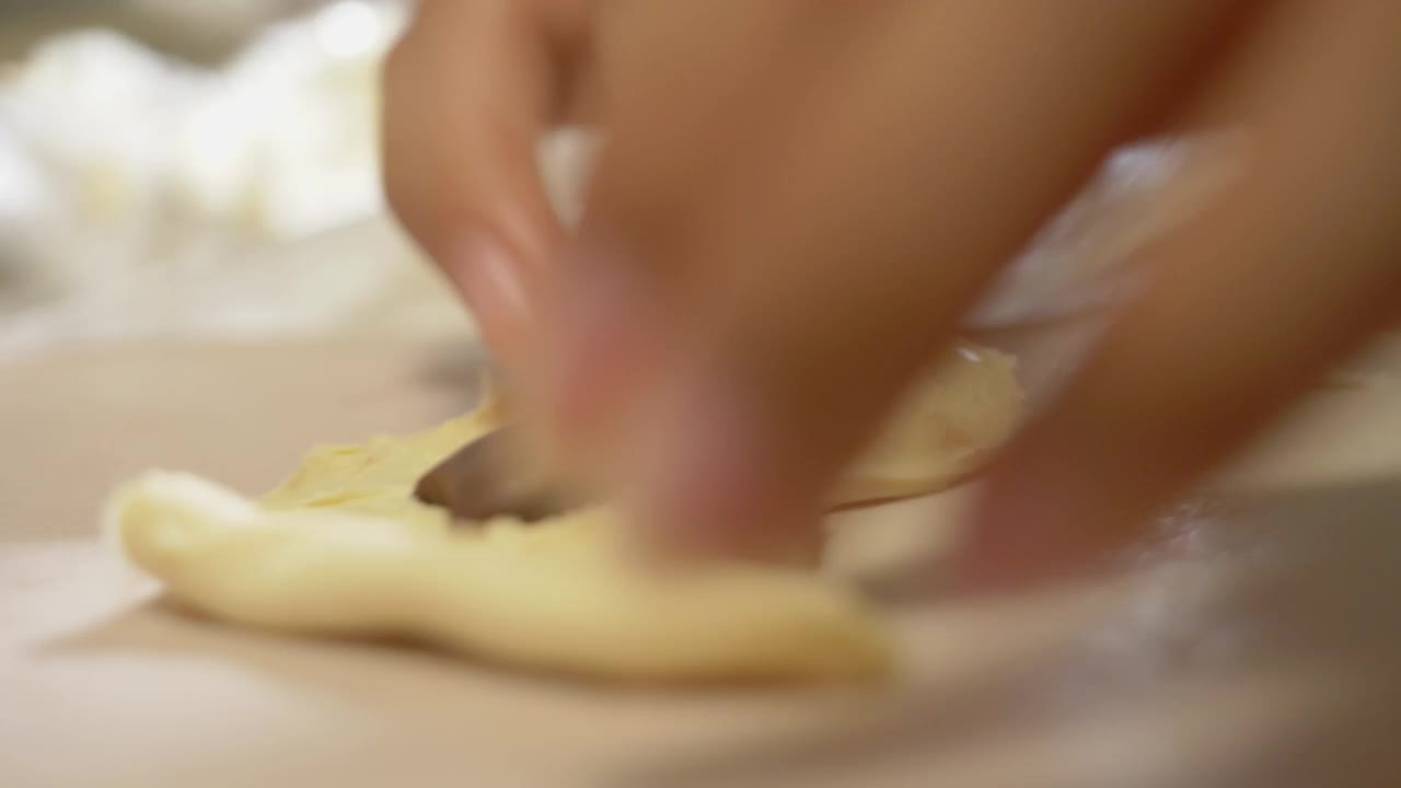 孩子在家里用手用巧克力做酥皮，生活理念。视频素材